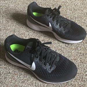 Black size 9 Nike running shoes